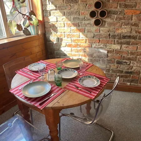 Quirky Little End Of Terrace בית נופש