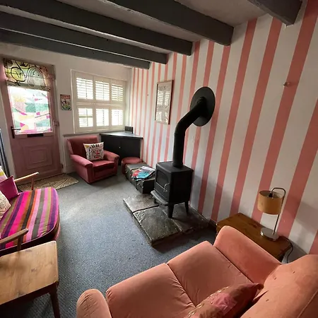 بيت للعطل Quirky Little End Of Terrace