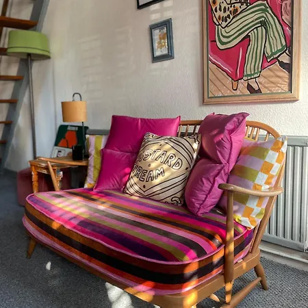 Quirky Little End Of Terrace Holiday home