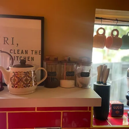 Quirky Little End Of Terrace Holiday home *