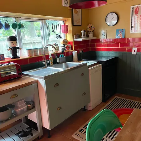 Quirky Little End Of Terrace *