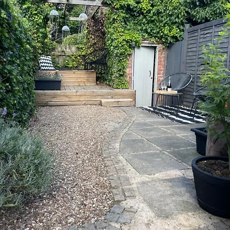 Quirky Little End Of Terrace *